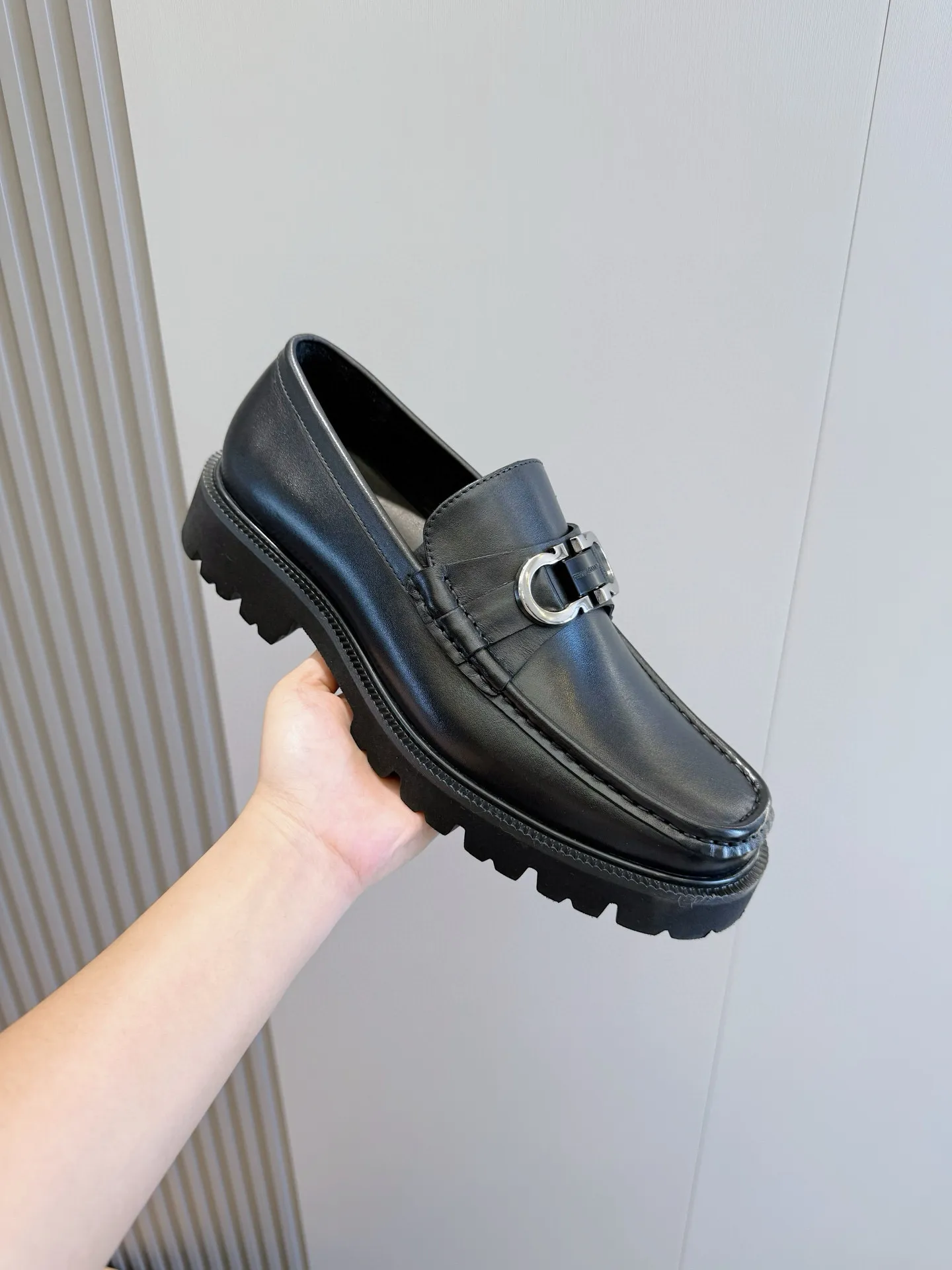 [Ferragamo] Top P: 760💰 Number of yards: 39~44 (38.45. Customized, non-returnable) Ferragamo men's leather derby shoes. The new derby shoes are light in texture and cool in style. They adopt exquisite eyelet uppers and novelly define urban trends. Made of brushed cowhide, it has a plump and rounded toe box and is decorated with delicate wingtip decorative details. Imported cowhide + cowhide lining.